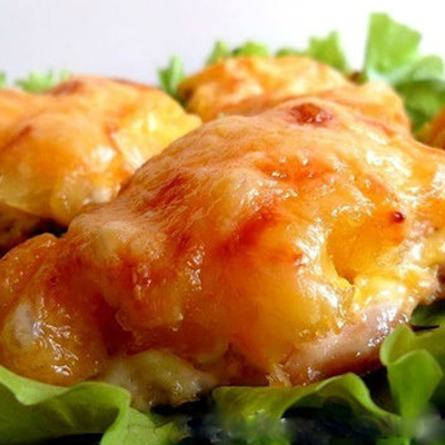Курица, запеченная с ананасами и сыром