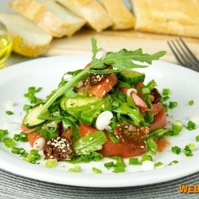Салат из свежих овощей с вялеными томатами