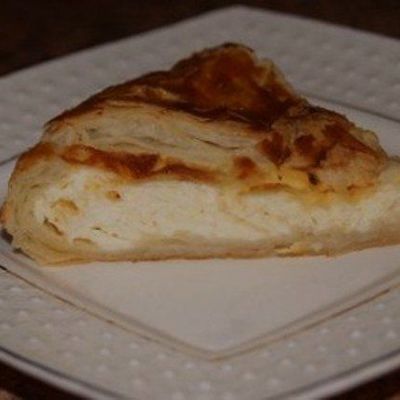 Сырный пирог из слоеного теста