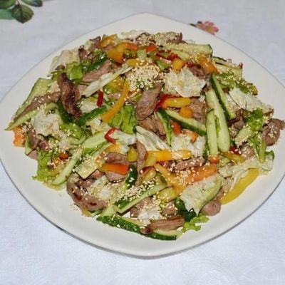Тайский салат с говядиной болгарским перцем и кунжутом