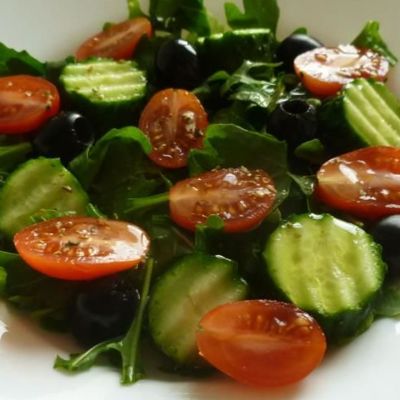 Салат из свежих овощей с маслинами и орегано