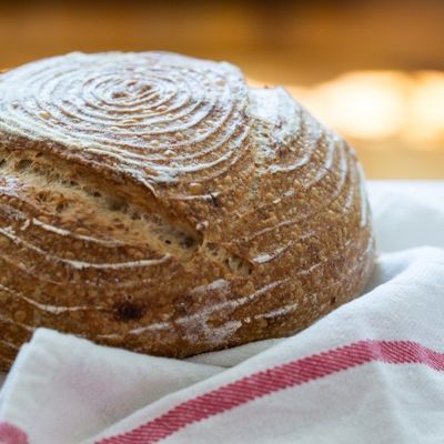 Хлеб на пшеничной закваске с сушеной клюквой и фисташками