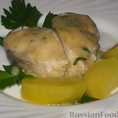 Рыба отварная с лимонным соусом и картофелем на гарнир