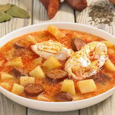 Картофельный суп с колбасой и яйцами