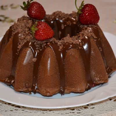 Шоколадный кекс с клубникой
