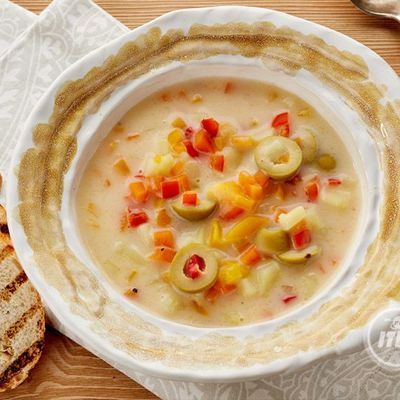Сырный суп с оливками с перцем и хрустящими крутонами