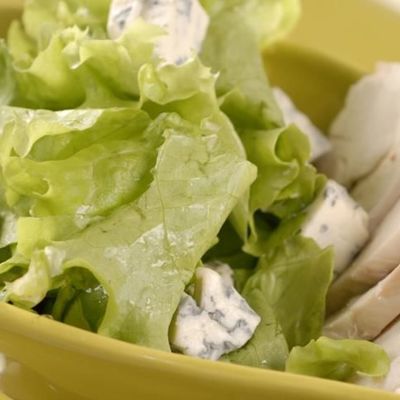 Зеленый салат с курицей и голубым сыром