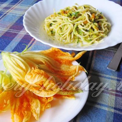 Спагетти по-итальянски с цветами цукини