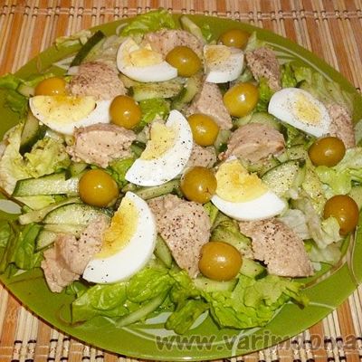 Зеленый салат с печенью трески и оливками