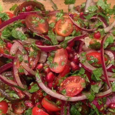 Салат из помидоров черри с красным луком и травами