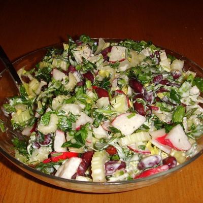 Салат с красной фасолью, сельдереем и редисом
