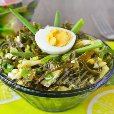 Легкий салат из морской капустой с яйцом