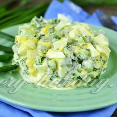 Простой витаминный салат с яйцом и зеленым луком