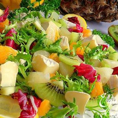 Салат из камамбера, ананаса, киви, апельсина, листьев салата