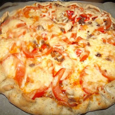 Пицца с фаршем и помидорами