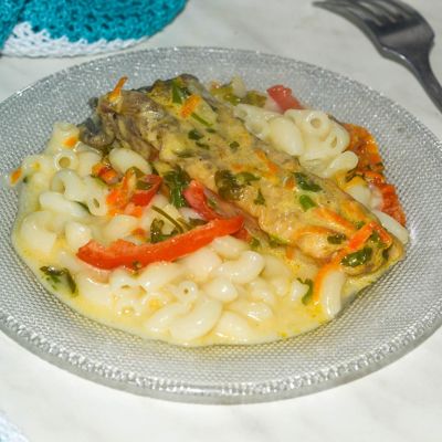 Рыба в сковороде с овощами
