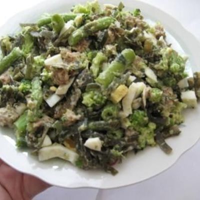 Салат из зеленых овощей и морской капусты