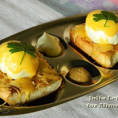 Завтрак с яйцами на тостах