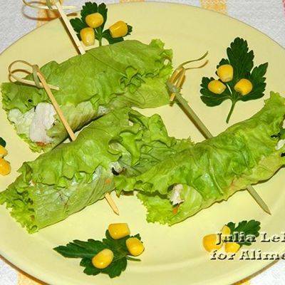 Закуска в листьях салата