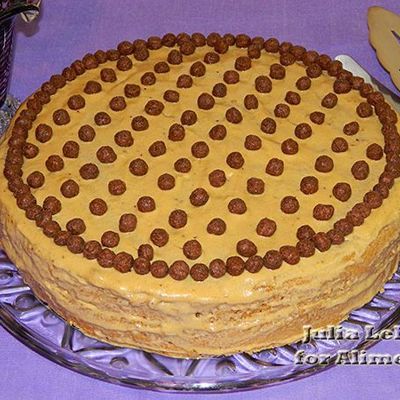 Простой бисквитный торт с шоколадными шариками