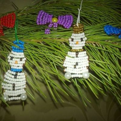 Игрушки на елку из бисера бантики и снеговики