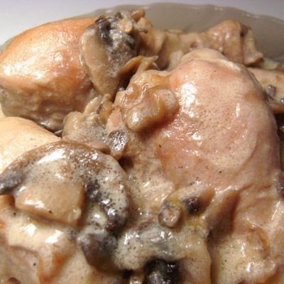 Куриные голени с грибами в крем-соусе
