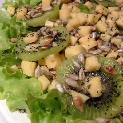 Зеленый салат с киви и семечками