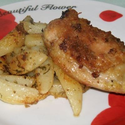 Картофель с куриными бедрами в духовке