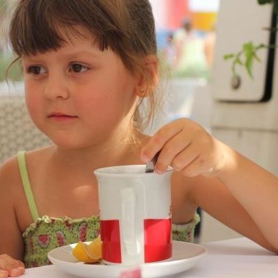 У ребенка слезятся глаза причины