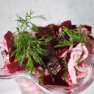 Свекольный салат с квашеной капустой