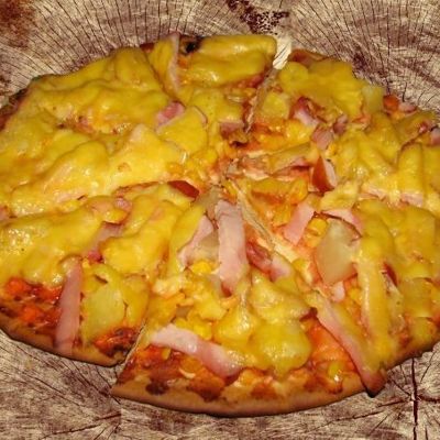 Пицца с балыком и ананасами в духовке за 15 минут