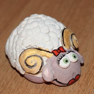 Сувенир овечка из соленого теста