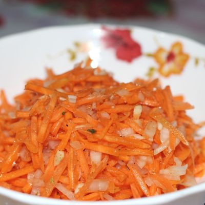 Морковь по-корейски с луком и чесноком