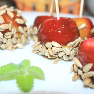 Детский десерт вкуснющие яблоки в карамели с семечками на шпажках