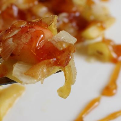 Удивительный десерт солёные яблоки с луком под карамелью