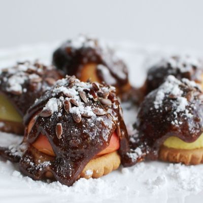 Яблочки на печенье под карамелью изумительный десерт