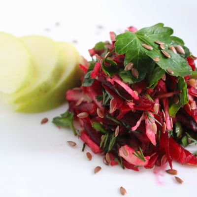 Постный и очень полезный витаминный салат со свеклой