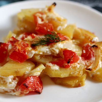 Запеченный картофель с помидорами - сытное и вкусное блюдо