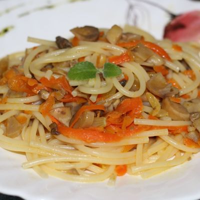 Жареные грибы со спагетти отличный ужин