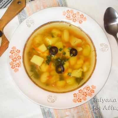 Суп с фасолью и маслинами