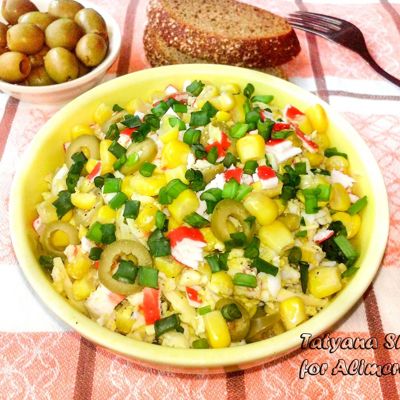 Салат с крабовыми палочками и оливками