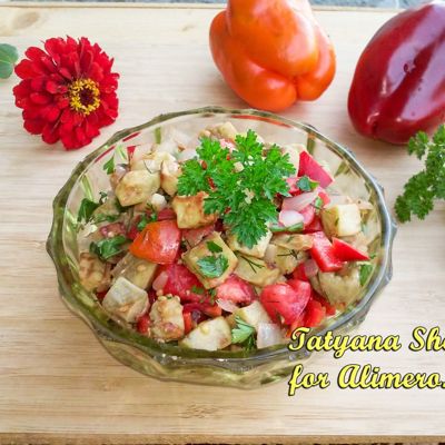 Салат из жареных баклажанов с овощами