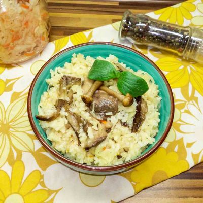 Вкусный рис с грибами и квашеной капустой