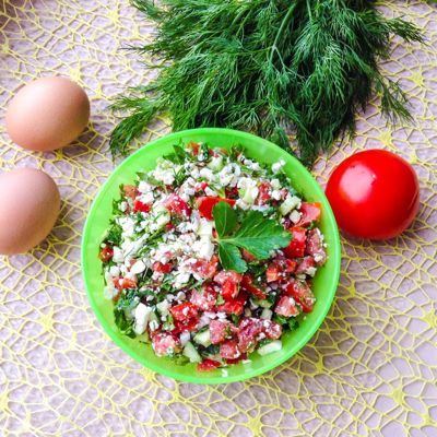 Полезный салат из творога, овощей, яиц и зелени