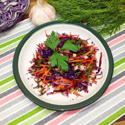 Необычный салат из краснокочанной капусты и свежей свеклы
