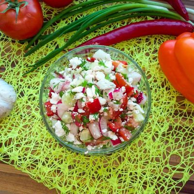 Вкусный салат из творога и свежих овощей