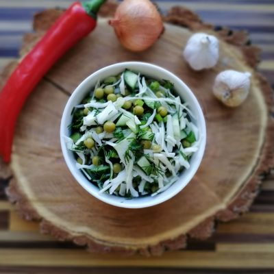 Вкусный легкий салат из простых продуктов за считанные минуты