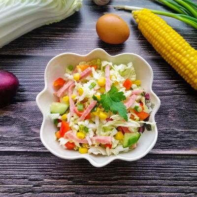 Вкусный салат с ветчиной и кукурузой готовится просто и быстро