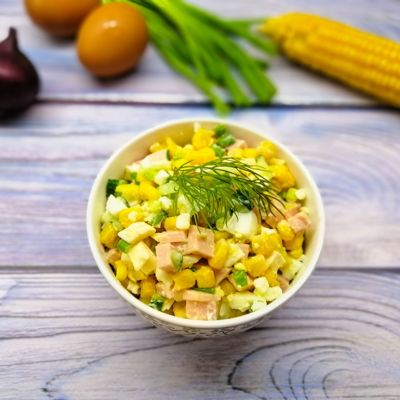 Салат с ветчиной и кукурузой простой и вкусный