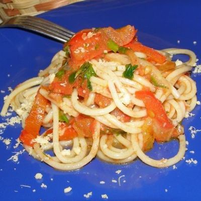 Спагетти под овощной заливкой
